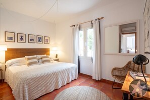 3 bedrooms, iron/ironing board, travel cot, free WiFi - Charming villa, private pool 97m2, WIFI, 8 minutes walking beach (SANT LLUIS)
