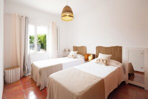 3 bedrooms, iron/ironing board, WiFi, bed sheets