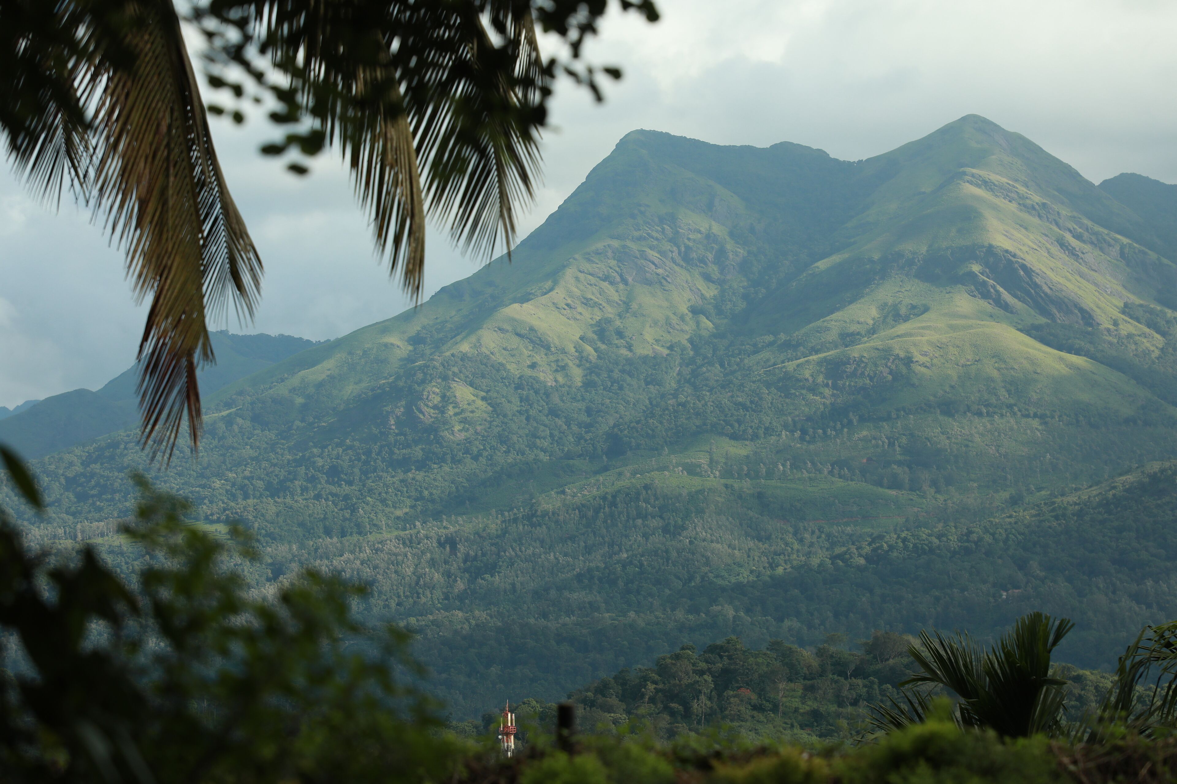 Paesaggio montano con vista su una collina e una struttura alla sua base.
