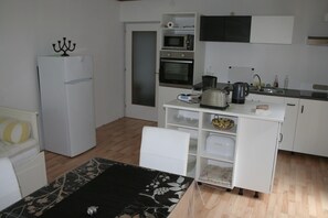 Kühlschrank, Mikrowelle, Ofen, Herdplatte
