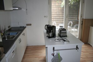 Fridge, microwave, oven, stovetop - Apartment Rooming Green w. large, private terrace near the lake (Weyregg am Attersee)