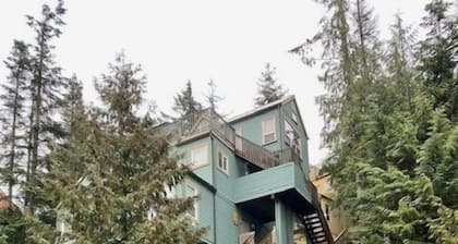 Cozy 1 Bedroom + Loft Gondola Village - 10 min walk to Creekside Gondola