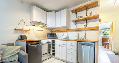 Cozy 1 Bedroom + Loft Gondola Village - 10 min walk to Creekside Gondola