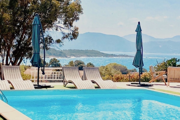 Kolam renang outdoor musiman, dengan payung kolam renang