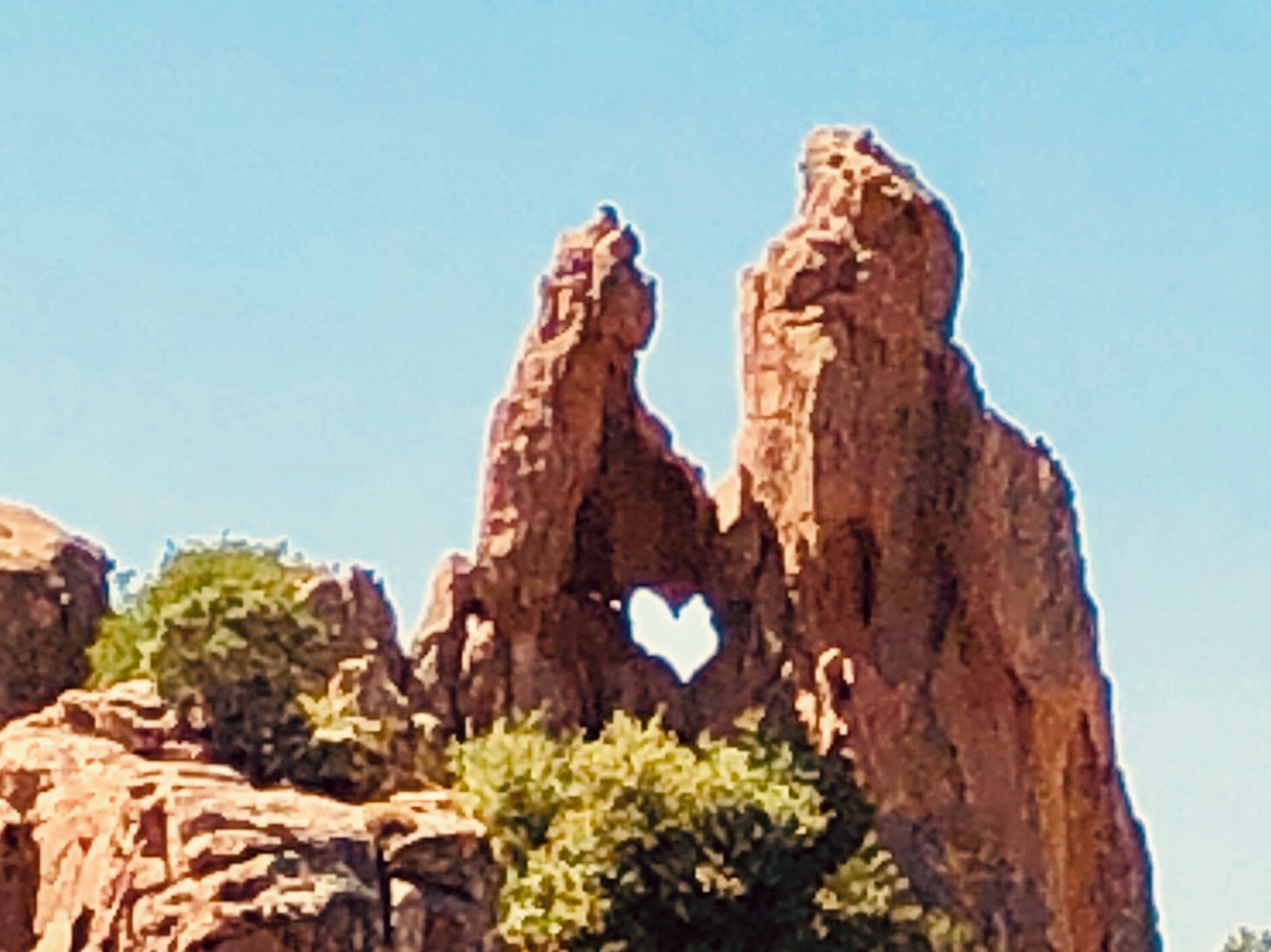 Una formación rocosa con un hueco en forma de corazón.