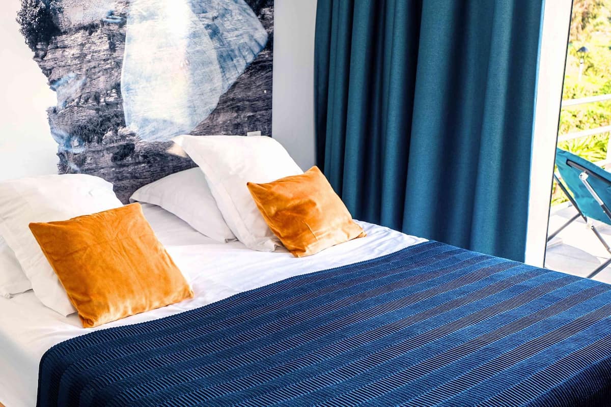 Suite, 2 slaapkamers, balkon, uitzicht op zee | 2 slaapkamers, luxe beddengoed, pillowtop-bedden, een minibar