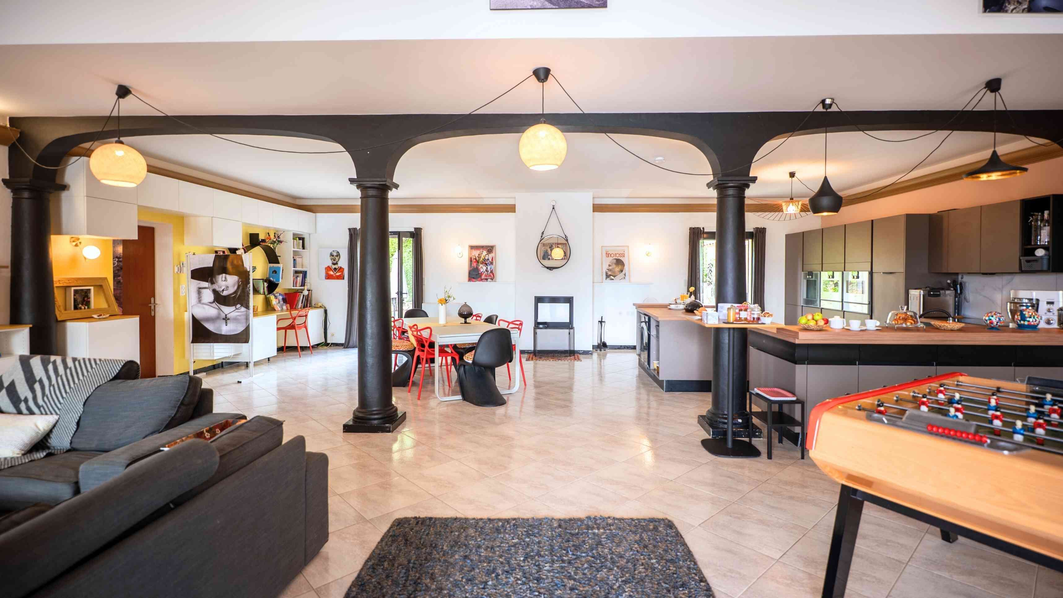 Télévision à écran plat de 80 cm avec chaînes numériques, télévision