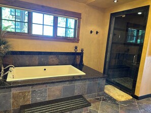 Bathtub, jetted bath, hair dryer, towels - Spectacular Luxury home with expansive Teton Mountain views (Tetonia)