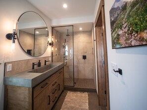 Douche, sèche-cheveux, serviettes fournies