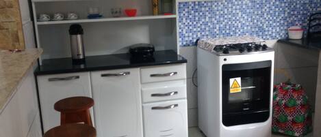 Kjøleskap, kaffetrakter/tekoker og kjøkkenutstyr