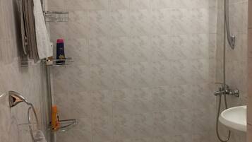 Haartrockner, Handtücher, Seife, Shampoo