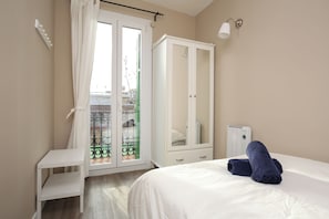 2 bedrooms, iron/ironing board, Internet, bed sheets