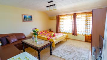 Apartment, 1 Schlafzimmer, Balkon, Meerblick | Wohnzimmer | 25-cm-Fernseher mit Kabelempfang