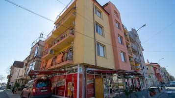 Vista frontal de la propiedad