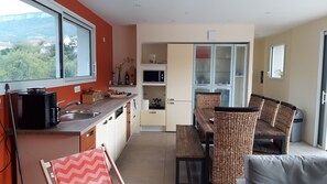 Frigorifero, microonde, forno, piano cottura