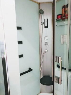 Een bubbelbad, handdoeken, zeep, shampoo