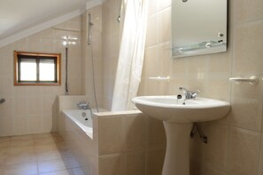Badewanne, Haartrockner, Bidet, Handtücher