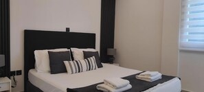 2 chambres, bureau, chambres insonorisées, fer et planche à repasser