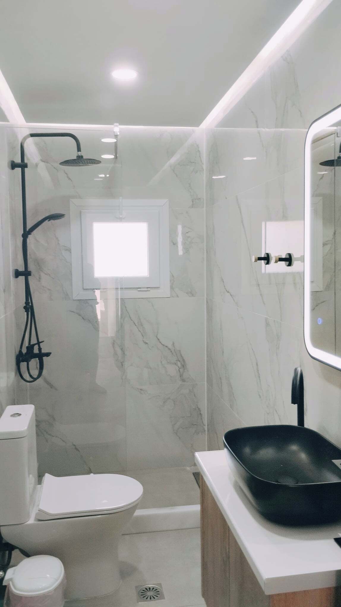 Een haardroger, handdoeken, zeep, toiletpapier