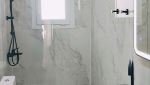 A modern bathroom with a shower, toilet, and sink. - Inas Διαμέρισμα 2 υπνοδωματίων (Lefkimmi)