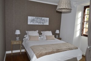 5 bedrooms, iron/ironing board, WiFi, bed sheets