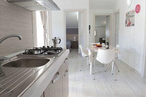 Kühlschrank, Mikrowelle, Herdplatte, Wasserkocher mit Kaffee-/Teezubehör