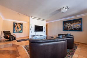 Smart-TV, DVD-Player, Bücher, Videothek