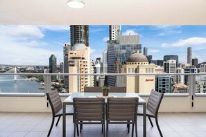 Outdoor dining - Breathtaking views|Family sized Premium Apartment (Brisbane City)