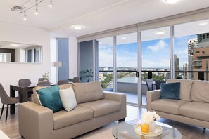 TV, Netflix, streaming services, offices - City & River Views | Premium Family Apartment (Brisbane City)