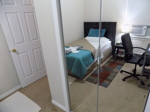 2 soverom, skrivebord, strykejern/-brett og internettilgang