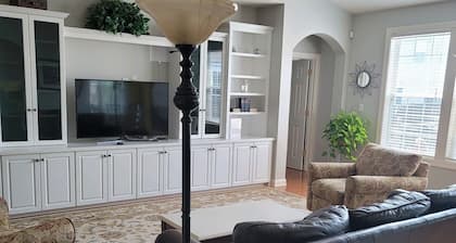 Cozy Eagle Creek Retreat