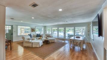 Smart TV, table tennis