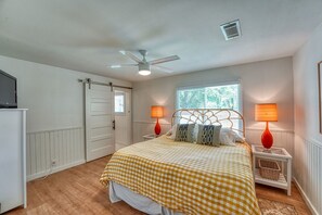 4 bedrooms, iron/ironing board, free WiFi, bed sheets