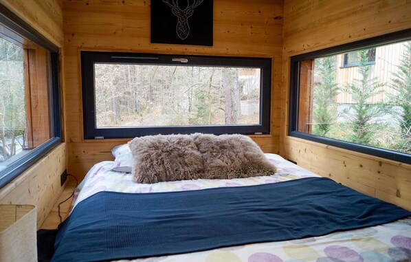 2 bedrooms, travel cot, free WiFi, bed sheets