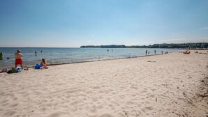 En strand där folk badar och solar.