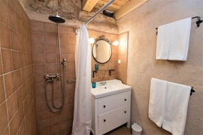 Shower, hair dryer, towels, soap - Authentic stone built villetta with a magnificent view (Grižane)
