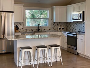 Frigorifero con congelatore, microonde, forno, piano cottura