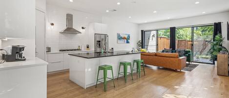 Een koelkast, een microgolfoven, een oven, een kookplaat