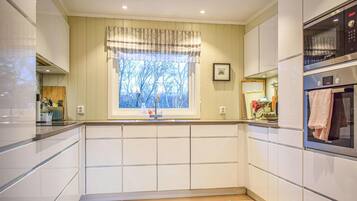 Køleskab, ovn, kogeplade, opvaskemaskine