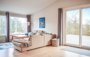 Tv, eldstad och ett bordtennisbord