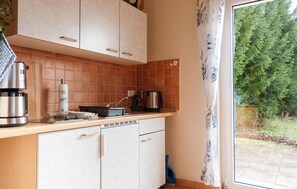 Kühlschrank, Mikrowelle, Herdplatte, Wasserkocher mit Kaffee-/Teezubehör