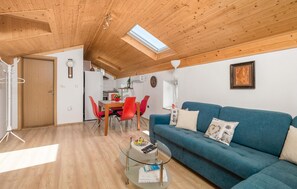 Een televisie, tafelvoetbal en een tafeltennistafel