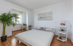 2 عدّة غرف نوم وخزنة داخل الغرفة وسرير سفر وواي فاي مجانًا