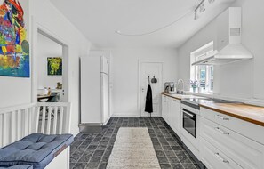 Kylskåp, mikrovågsugn, spishäll och diskmaskin