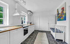 Kylskåp, mikrovågsugn, spishäll och diskmaskin