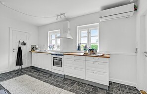 Kjøleskap, kokeplater, oppvaskmaskin og kaffetrakter/tekoker