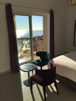 Habitación Deluxe doble | Caja fuerte, decoración individual, mobiliario individual