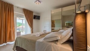 A hotel room with a bed, a large mirror, and a view of the outside. - Luxurious home in Dubrava kod Sibenika (Dubrava kod Sibenika)
