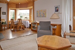 Fernseher, Kamin, Stereoanlage