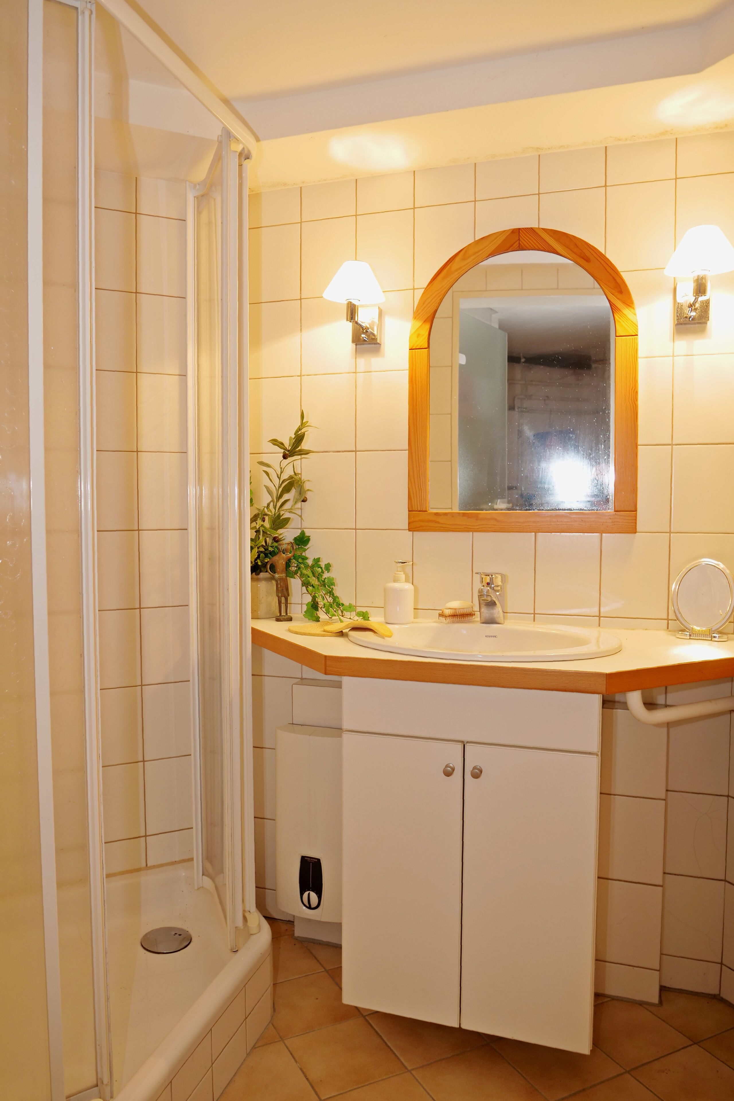 Badewanne, Haartrockner, Handtücher, Seife